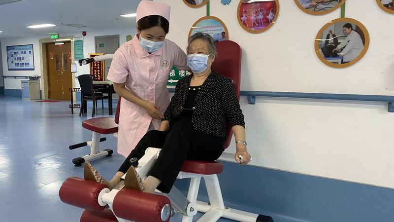 养老院护工日常：那些不为人知的细致关怀